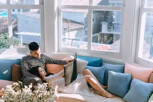 Là Nhà nổi bật với căn biệt thự màu trắng và không gian sân vườn rộng, thoáng cùng nhiều cây xanh, hoa cỏ thơ mộng. Đơn giản mà đẹp, nhã nhặn mà tinh tế chính là điểm nổi bật của nơi đây. Đến đây bạn có thể lựa chọn nhiều kiểu phòng ở khác nhau từ phòng rộng đến phòng dạng Dorm hoặc gần gũi thiên nhiên với hình thức ngủ lều. Phòng Dorm với 10 giường được kê sẵn, được bày trí gọn gàng, tươi sáng và bắt mắt phù hợp với những bạn trẻ đi nghỉ theo nhóm đông người hoặc muốn tiết kiệm chi phí thuê phòng. Trong phòng còn có một dàn âm thanh siêu đã để mọi người có thể tự do tiệc tùng và quẩy hết cỡ.