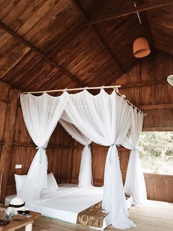 Những căn nhà gỗ của Eco Lodge đã thực sự góp phần tạo nên cuộc cách mạng du lịch trên đảo Cô Tô; đưa rất nhiều, rất nhiều người trẻ đến đảo, tận hưởng không an yên bình, thư thái và lãng mạn. Nhà gỗ thiết kế dạng dạng vòm độc đáo, được gọi là những "lều vịt", khu ăn uống được đắt ngay trước mỗi lều vịt, bài trí đơn giản nhưng cực kì bắt mắt và rất Tây.