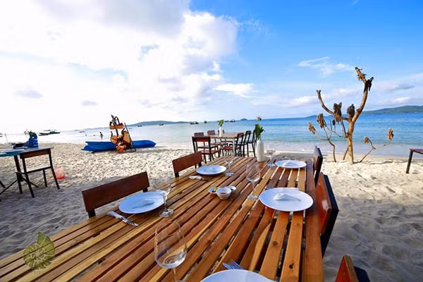 Tuy nhiên, chủ nhân các "lều vịt" Eco Lodge, anh Vũ Thanh Minh gần đây đã chính thức thông báo sẽ loại bỏ mô hình kinh doanh này vào cuối năm, vì e ngại môi trường biển Cô Tô sẽ bị ảnh hưởng do quá nhiều đơn vị, cá nhân tham gia xây dựng mô hình tương tự sát biển. Vì lí do này, nhiều bạn trẻ đang lên lịch trình đến Eco Lodge sớm nhất có thể, để giữ lại một vài kỉ niệm cuối ở chuỗi homestay từng đóng vai trò tiên phong này.