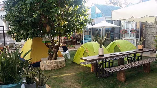 Nếu không chọn ngủ trong nhà, bạn có thể thử cảm giác ngủ lều giữa sân để cảm nhận sự gần gũi với thiên nhiên. (Ảnh: FB Là Nhà Homestay)