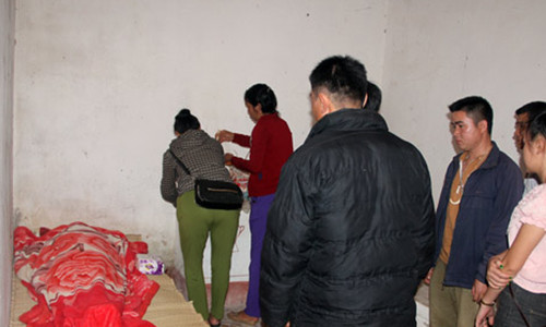 Người nhà nạn nhân bên thi thể anh Thành tại Nhà đại thể Bệnh viện Đa khoa huyện Quế Phong.