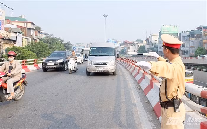 Lãnh đạo Công an TP Hà Nội cũng yêu cầu chỉ huy các phòng Cảnh sát trật tự; Cảnh sát giao thông đường bộ, đường sắt; Trung đoàn Cảnh sát cơ động; Công an các quận và huyện trực tiếp ra hiện trường kiểm tra, đôn đốc cán bộ, chiến sĩ thực hiện nhiệm vụ được phân công.