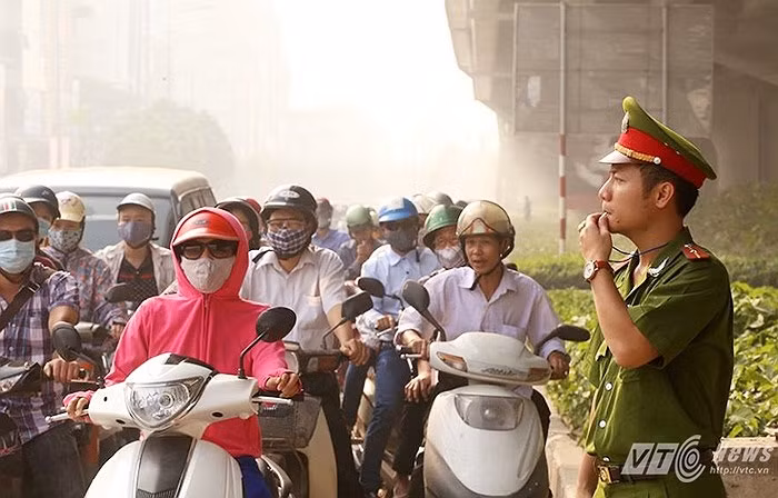 Theo chỉ thị của Giám đốc Công an thành phố Hà Nội, từ nay đến hết ngày 28/2/2016 (sau Tết Nguyên đán), 200 cảnh sát cơ động, 100% quân số cảnh sát giao thông, trật tự, công an phường được huy động phối hợp với các lực lượng khác để đảm bảo an toàn giao thông, chống ùn tắc vào giờ cao điểm.