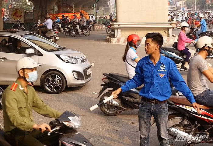 Đội ngũ thanh niên tình nguyện tham gia phân luồng chống ùn tắc giao thông.