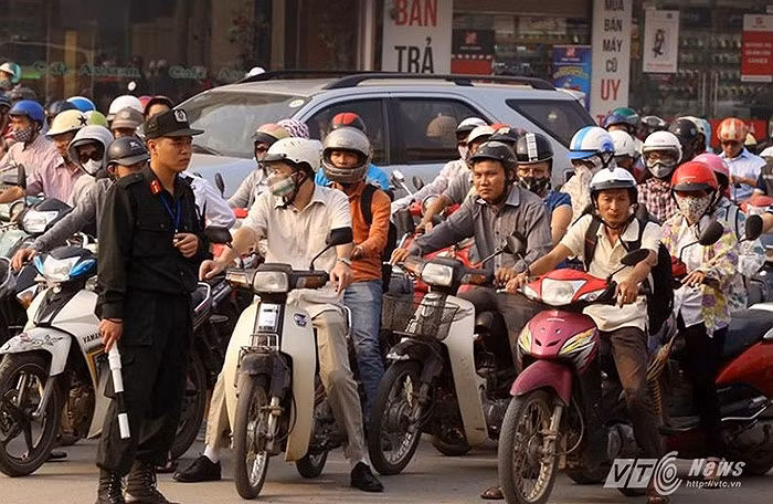 Việc huy động thêm hàng trăm cán bộ chiên sĩ xuống đường điều tiết giao thông đã giúp giao thông thủ đô sáng nay trật tự hơn.