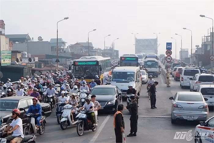 Từ 6h30 sáng 19/10 tại các nút giao thông thường xuyên xảy ra ùn tắc đã có thêm cảnh sát trật tự, cảnh sát cơ động tới điều tiết giao thông.