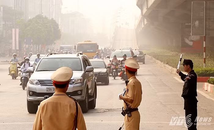 Ngày 18/10, Giám đốc Công an TP Hà Nội ra mệnh lệnh huy động thêm hàng trăm cán bộ chiến sĩ xuống đường chống ùn tắc.