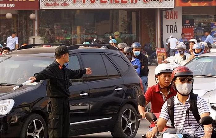 Cảnh sát cơ động phân luồng giao thông, chống ùn tắc vào sáng nay (19/10).