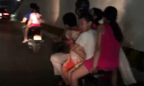 Xon xao clip lai xe may cho 5 chau be dau tran