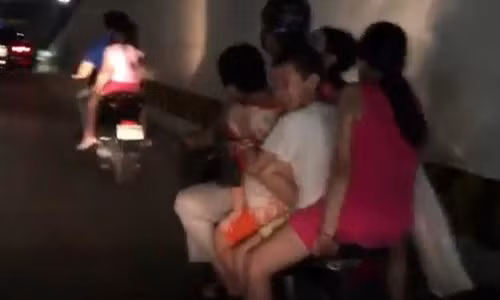 Xon xao clip lai xe may cho 5 chau be dau tran