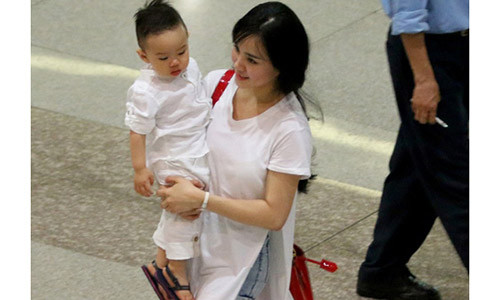 Tối qua, nữ ca sĩ Vy Oanh đã trở về Việt Nam. Chồng cô cùng về Việt Nam nhưng né tránh truyền thông.