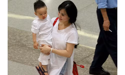 Tối qua, nữ ca sĩ Vy Oanh đã trở về Việt Nam. Chồng cô cùng về Việt Nam nhưng né tránh truyền thông.