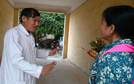 Bác sĩ Tạ Văn Lưu trao đổi với người nhà một bệnh nhân.