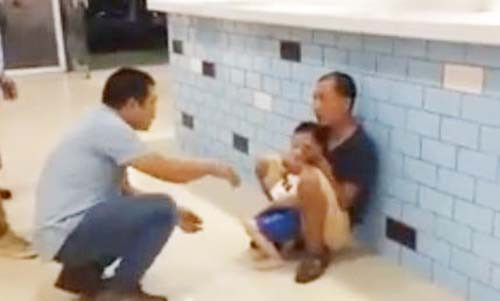 Một bé trai 4 tuổi đi siêu thị cùng bà bị đối tượng "ngáo đá" khống chế.