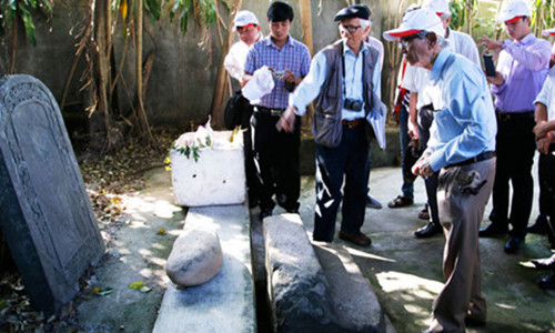 Khuôn viên chùa Thuyền Lâm với những hiện vật gạch đá đã phát lộ mà nhà nghiên cứu Nguyễn Đắc Xuân (thứ ba từ trái sang) cho rằng đó là hiện vật của cung điện Đan Dương. Ảnh: MINH TỰ/TTO Khuôn viên chùa Thuyền Lâm với những hiện vật gạch đá đã phát lộ mà nhà nghiên cứu Nguyễn Đắc Xuân (thứ ba từ trái sang) cho rằng đó là hiện vật của cung điện Đan Dương. Ảnh: MINH TỰ/TTO