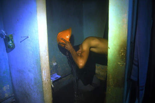 Việc tắm rửa, giặt giũ bị đảo lộn từ khi nước ngập. Do nhà vệ sinh bị nước bủa vây nên những người thuê trọ ở đây phải ra ngoài đi vệ sinh “lộ thiên”.