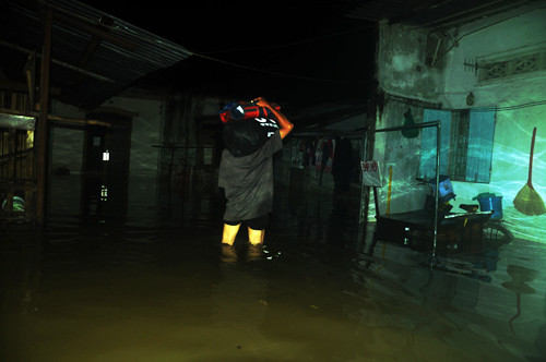 Nhiều người không chịu được cảnh ngập nước liên tiếp 3 ngày nên đã đóng cửa phòng đi nơi khác ở. “Ở quê tôi mùa nước lũ cũng đâu ngập dữ như thế này. Giữa Sài Gòn nhộn nhịp phát triển mà lại có nước nổi như miền Tây quê tôi”, nam thanh niên nói.