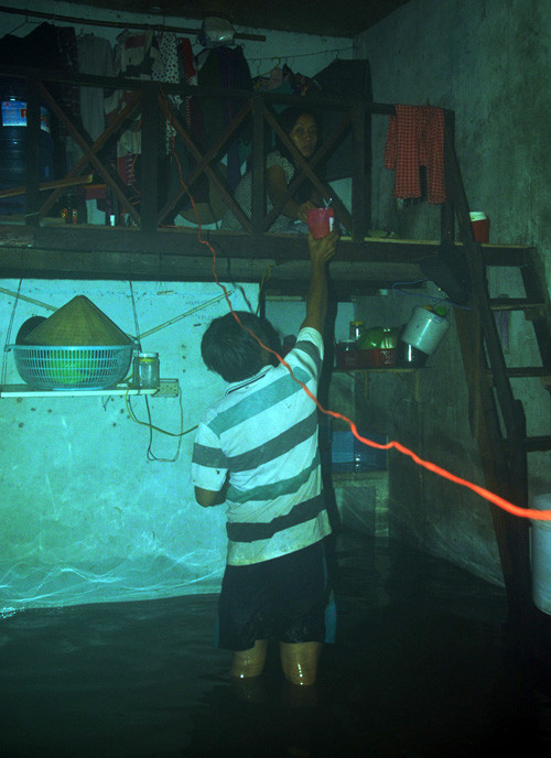 Việc ăn uống, sinh hoạt của người dân đều diễn ra trên gác vì phía dưới đã bị ngập nước. Theo người dân nơi đây, trong những ngày tới, nếu trời không mưa thì 3 ngày sau khu vực này sẽ rút nước. Còn mưa nữa thì ngập tới cả tuần.