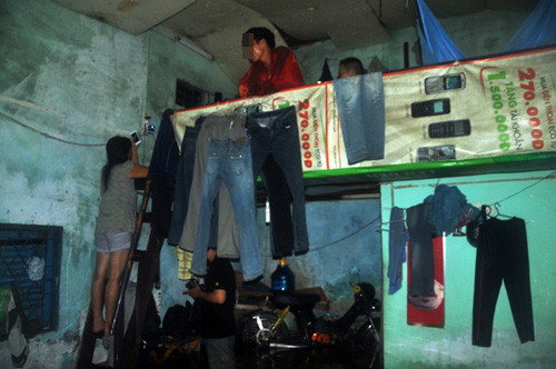 Anh N.Q.C (36 tuổi, làm nghề thợ hồ) người trùm mền đỏ cho biết, cơn mưa lịch sử vào chiều 26/9 gây ngập khiến gần như toàn bộ quần áo của anh bị nước cuốn trôi và anh chỉ còn 2 bộ đồ. Trong ảnh, khi thấy có người phụ nữ ở phòng bên cạnh sang mượn dây sạc điện thoại, anh C vội trùm chiếc mền lên người vì không mặc quần áo. Hai bộ quần áo không bị nước cuốn mất, đang bị ướt nên được anh phơi.