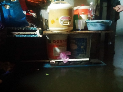 Vật dụng, đồ dùng điện tử được người dân kê lên cao để tránh bị ướt.