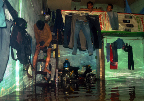 Số đông vẫn bám trụ dãy nhà trọ trên đường Lương Định Của và chấp nhận sống chung với ngập nước.