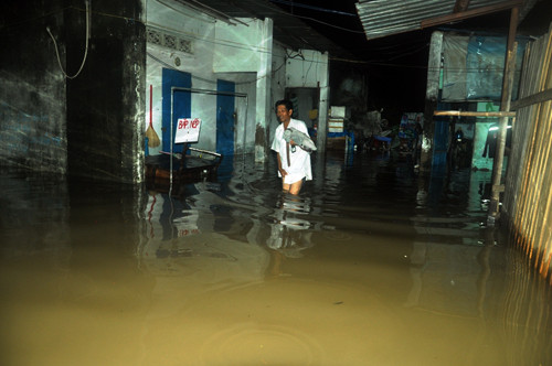 Nhiều nhà dân trên đường Lương Đình Của bị ngập sâu sau 3 ngày ngập liên tiếp.