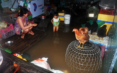 Nhiều người dân ở Sài Gòn đã quá mệt mỏi vì phải liên tiếp 3 ngày sống cùng nước bẩn trong nhà.