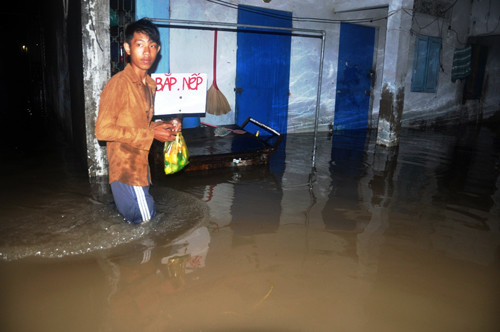 Anh Phan Văn Khang phải mua mì gói về ăn thay cơm vì nước ngập cả mét trong phòng trọ. Theo anh Khang, muốn ăn cơm hộp phải lội bộ trong nước trên đường cả km mới có chỗ bán nên anh mua mì gói ăn cho tiện.