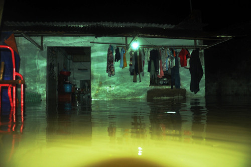 Nước bủa vây khắp nơi khiến cuộc sống sinh hoạt người dân bị đảo lộn.