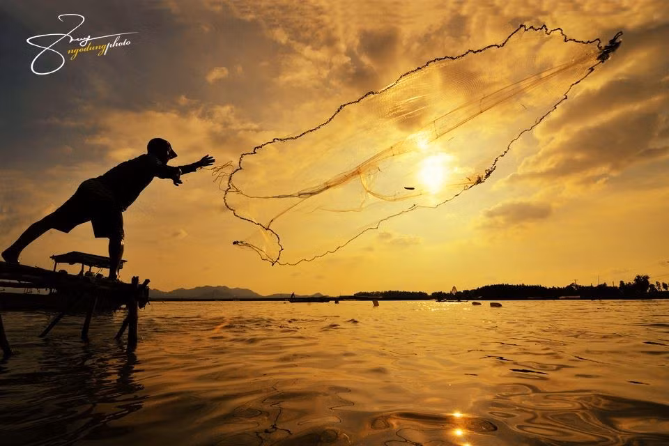 Châu Đốc có hai mùa mưa, nắng. Du khách có thể đến đây vào bất kỳ thời điểm nào trong năm.