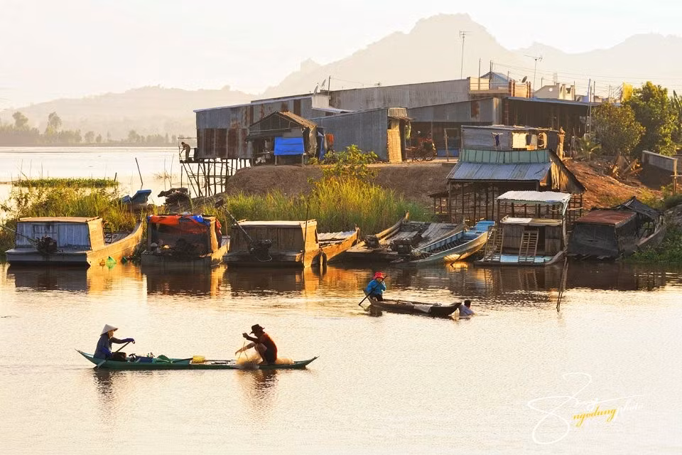 Người ta thường nói, nếu không ghé lại làng nổi cá bè Châu Đốc, coi như hành trình của bạn đã mất hơn nửa sự thi vị cần có ở nơi này.