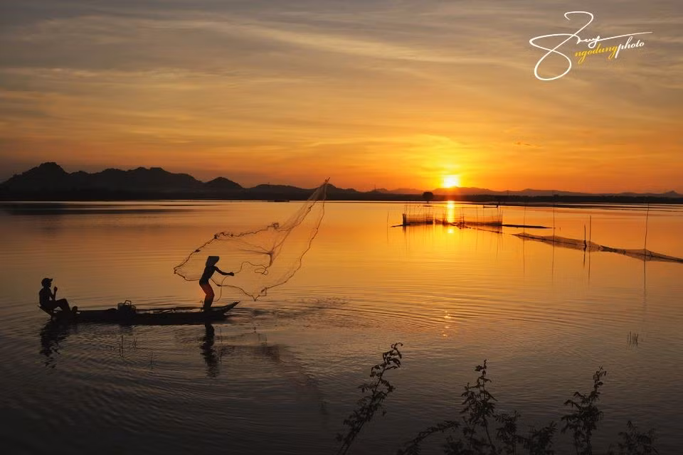 Để khám phá một cách trọn vẹn vẻ đẹp của vùng sông nước miền Tây, bạn nên đi du ngoạn bằng xe máy, để có thể chủ động được thời gian và địa điểm muốn đi.