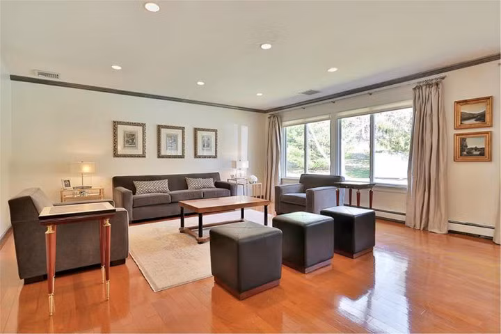 Trang Elle Decor nhận định, căn nhà như thể hiện tham vọng được làm chủ Nhà trắng trong cuộc đua tranh cử Tổng thống Mỹ đang diễn ra của bà Hilary Clinton.