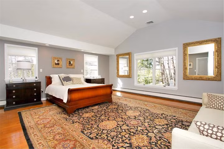 Tường trắng và đồ nội thất màu nâu gỗ tương phản khiến căn nhà vừa sang trọng, vừa cổ điển lại rất tinh tế và ấm áp.