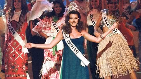 Alicia Machado (SN 6/12/1976) là một đại diện sắc đẹp đến từ Venezuela. Cô đoạt danh hiệu Hoa hậu Venezuela vào năm 1995 và đăng quang Hoa hậu Hoàn vũ 1996 khi vừa 19 tuổi, trở thành người thứ tư của Venezuela sở hữu danh hiệu này.