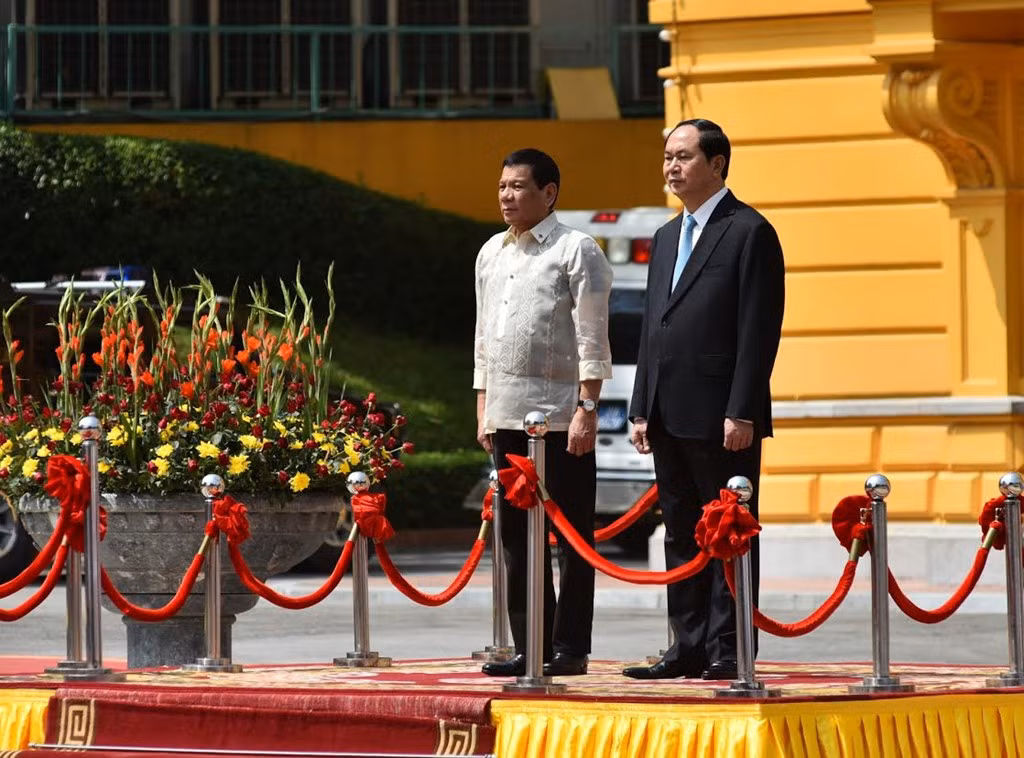 Chủ tịch nước Trần Đại Quang và Tổng thống Rodrigo Duterte bước lên bục làm nghi lễ chào cờ. Quân nhạc cử lần lượt quốc thiều hai quốc gia.