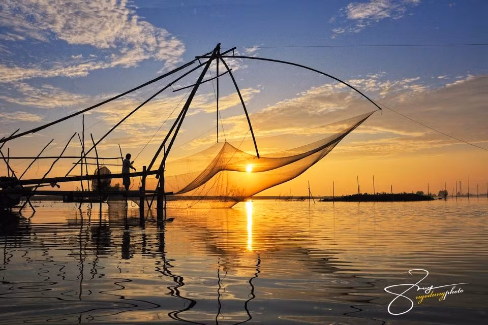 Nếu chưa biết đi đâu, bạn hãy đến Châu Đốc (An Giang). An Giang nằm sát biên giới với Campuchia, có cảnh đẹp với cánh đồng thốt nốt, đồng lúa xanh ngắt và cuộc sống sông nước của người dân làng nổi cá bè.