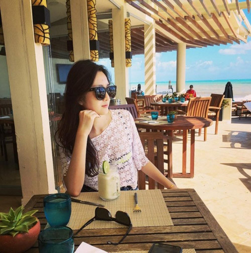 Có mẹ là người nổi tiếng, cùng mẹ đi dự tiệc của showbiz nhưng sau bức ảnh với cha ruột gây xôn xao, cuộc sống của Anh Sa có ít nhiều xáo trộn. Người đẹp Giáng My cho biết, con gái cô không muốn bị báo chí khai thác đời tư và mong truyền thông hãy để mọi chuyện trong quá khứ được khép lại.