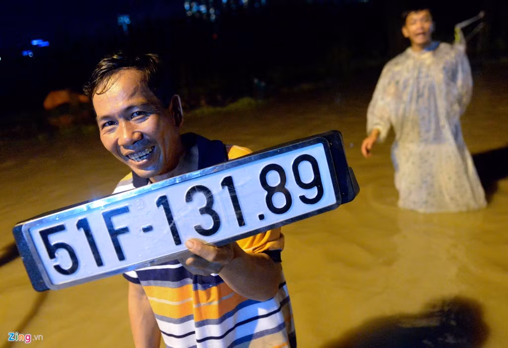 Một trong những biển kiểm soát ôtô rơi khỏi xe được một người dân tìm thấy vớt lên.