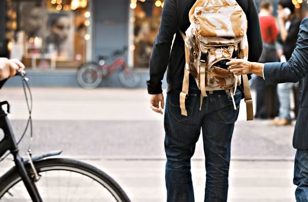 Khách du lịch là mục tiêu của đạo tặc ở mọi nơi. Ảnh: divoyager.