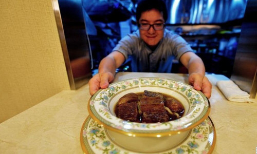 Mỗi bát mì loại đặc biệt này có giá lên tới 2.000 nhân dân tệ (tương đương gần 7 triệu đồng).