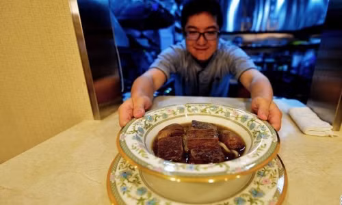 Mỗi bát mì loại đặc biệt này có giá lên tới 2.000 nhân dân tệ (tương đương gần 7 triệu đồng).