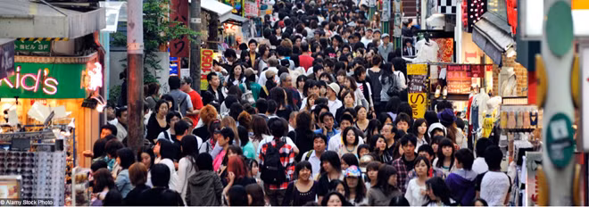 Cảnh tượng người dân chen chúc ở phố Takeshita, quận Harajuku, Tokyo, Nhật Bản.