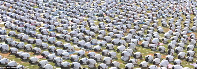 Gần 5.000 học sinh và giáo viên trường Delhi thực hiện các động tác yoga ở Hyderabad, Ấn Độ.