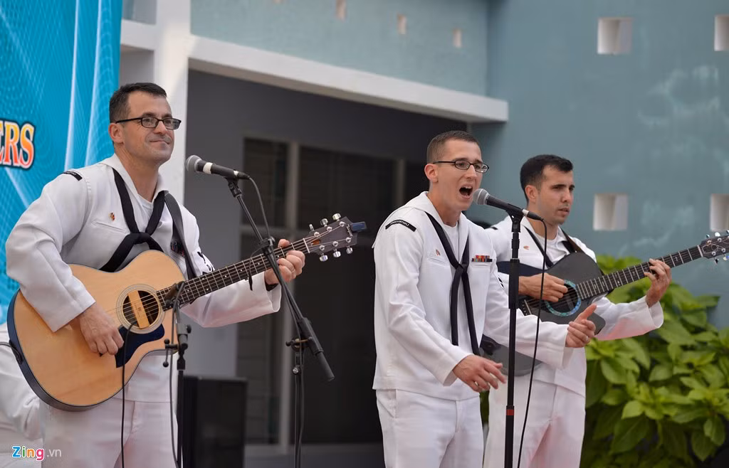 Ban nhạc của chiến hạm Mỹ đem lại cho mọi người những ca khúc sôi động.