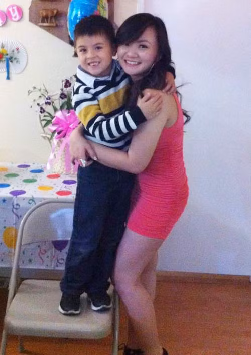 Cô bước chân vào lĩnh vực ca hát từ khi còn rất nhỏ tuổi, năm 2 tuổi rưỡi đã đi biểu diễn và có một số CD bán rất chạy.