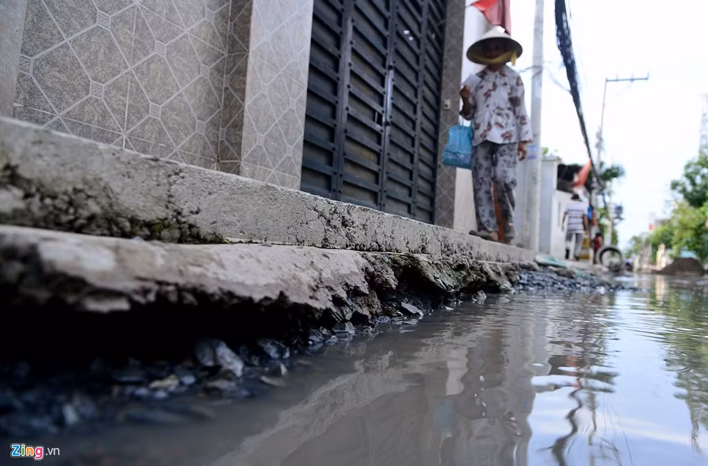 Bêtông bó vỉa hè bị xói lở tạo hàm ếch, nhiều đoạn bị gãy.