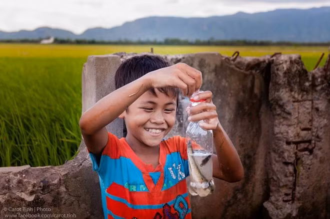 Đi tắm đồng: Mùa nước nổi, các cánh đồng miền Tây đều ngập nước nên bạn có thể nhảy ùm xuống bất kỳ nơi nào để tắm. Trong lúc tắm, bạn cũng có thể hái hoa điên điển, bắt cá... Bạn nên mặc áo phao để đảm bảo an toàn. Ảnh: Tính Huỳnh.