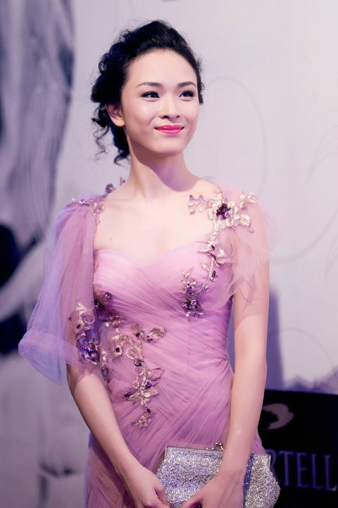 Ngày 19/3, Cơ quan cảnh sát điều tra công an TP.HCM (PC45) đã ra lệnh bắt khẩn cấp hoa hậu để điều tra hành vi lừa đảo chiếm đoạt tài sản. Doanh nhân C.T.M cho biết đã gửi đơn tố cáo hoa hậu 2 lần. Với những cáo buộc liên quan, Phương Nga có thể phải nhận mức án phạt tù chung thân.