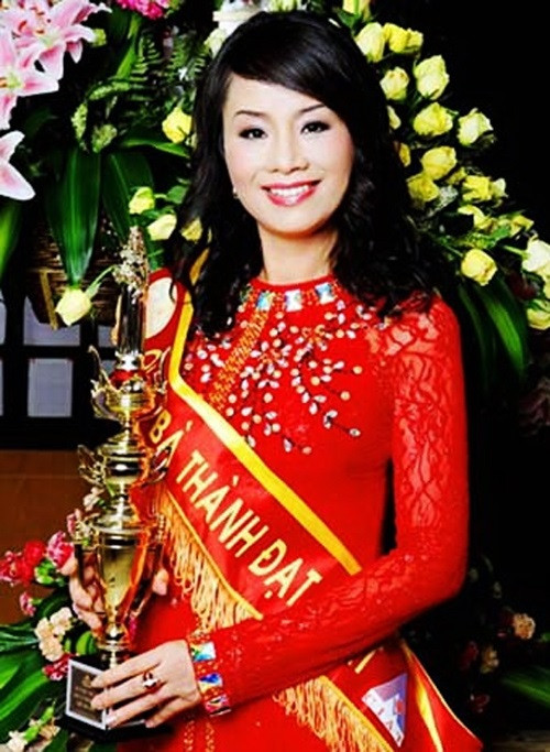 3. Á hậu 1 Hoa hậu Phu nhân Việt Nam toàn cầu - Trương Thị Tuyết Nga Trương Thị Tuyết Nga giành giải á hậu 1 và giải phụ Qúy bà thành đạt trong cuộc thi Hoa hậu Phu nhân Việt Nam toàn cầu 2012 tại Mỹ. Từ các danh hiệu này, Tuyết Nga nổi lên như một doanh nhân thành công trong hoạt động tư vấn xây dựng, bất động sản.